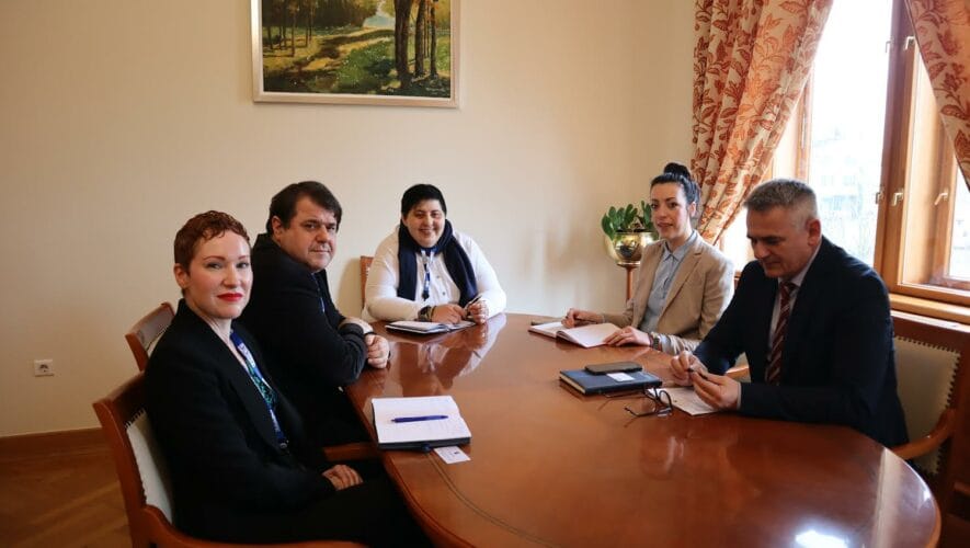 Sastanak gradonačelnika Siniše Milića s novoimenovanom šeficom Ureda OSCE-a Megan McCullough. Vlada Brčko distrikta BiH.