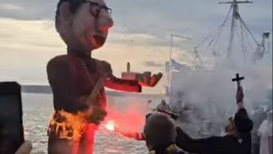 Spalili lutku. Facebook