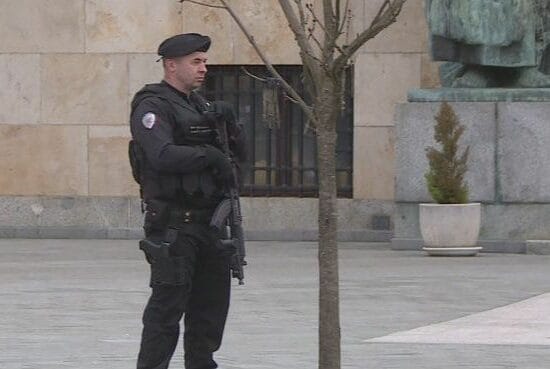 Policija ispred Palate RS. Nezavisne novine