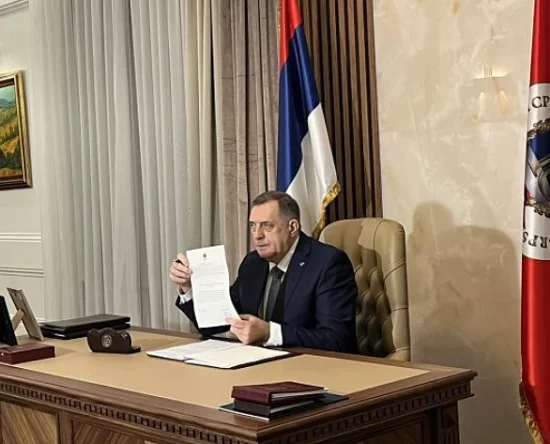 Milorad Dodik nakon potpisivanja ukaza (Foto: RTRS)