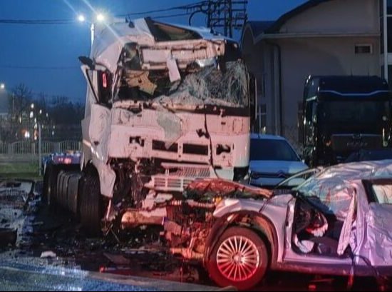 Automobil u potpunosti smrskan. Banjaluka.net