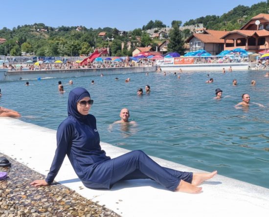 Foto: Ilustracija | Nano Banana (AI) Preuzeto sa https://tuzlanski.ba/vijesti/bih/od-naredne-sezone-kupanje-u-burkiniju-na-panonskim-jezerima-nece-biti-zabranjeno/1002948