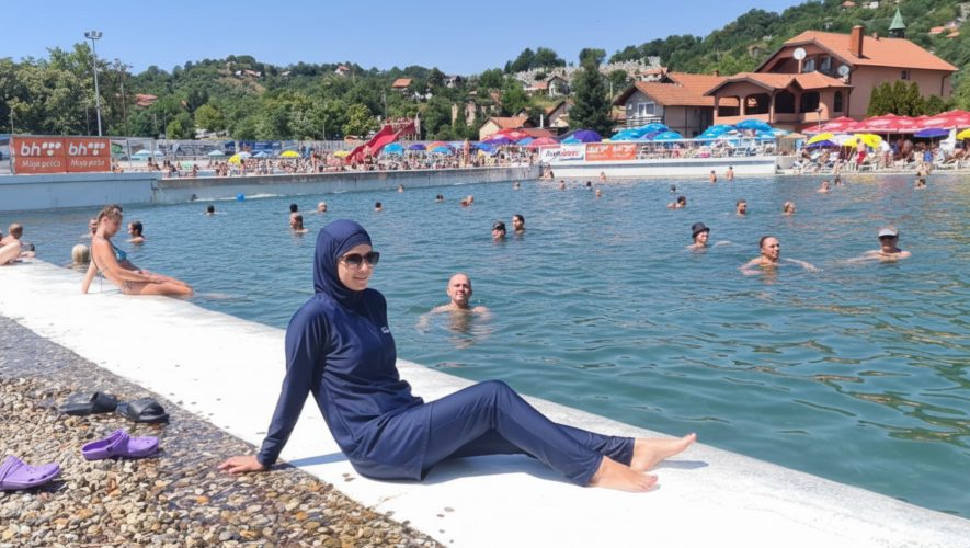 Foto: Ilustracija | Nano Banana (AI) Preuzeto sa https://tuzlanski.ba/vijesti/bih/od-naredne-sezone-kupanje-u-burkiniju-na-panonskim-jezerima-nece-biti-zabranjeno/1002948