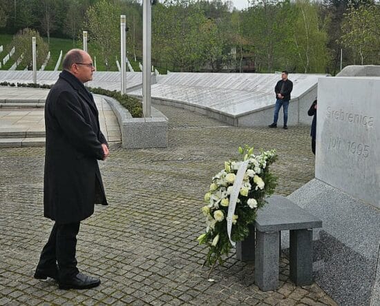 Schmidt u Potočarima (Foto: OHR)
