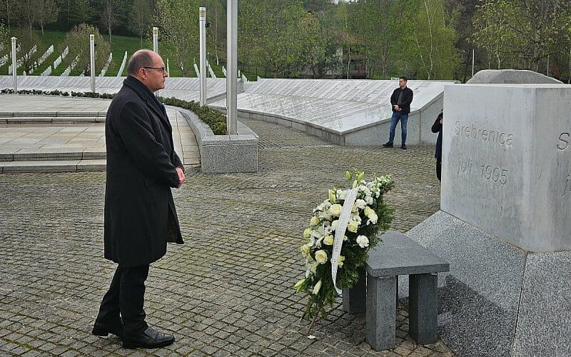 Schmidt u Potočarima (Foto: OHR)